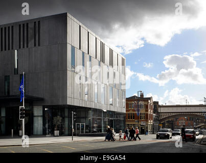 Menschen Kreuzung Straße bei Hilton Tower, 303 Deansgate Manchester, UK. Stockfoto