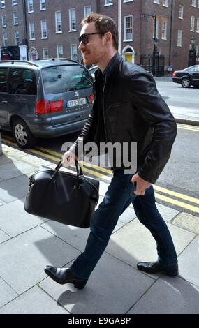 Schauspieler Michael Fassbender kommt in seinem Hotel mit seinem Vater Josef vor der Filmpremiere von Frank heute Abend...  Mitwirkende: Michael Fassbender Where: Dublin, Irland bei: 24. April 2014 Stockfoto