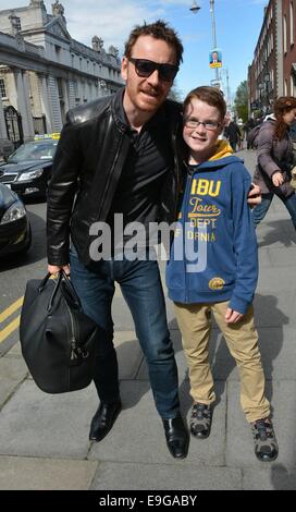 Schauspieler Michael Fassbender kommt in seinem Hotel mit seinem Vater Josef vor der Filmpremiere von Frank heute Abend...  Mitwirkende: Michael Fassbender & Fan Daniel Burke wo: Dublin, Irland: 24. April 2014 Stockfoto