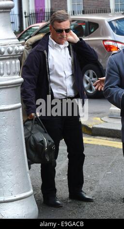 Schauspieler Michael Fassbender kommt in seinem Hotel mit seinem Vater Josef vor der Filmpremiere von Frank heute Abend...  Mitwirkende: Josef Fassbender wo: Dublin, Irland bei: 24. April 2014 Stockfoto