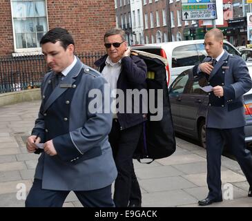 Schauspieler Michael Fassbender kommt in seinem Hotel mit seinem Vater Josef vor der Filmpremiere von Frank heute Abend...  Mitwirkende: Josef Fassbender wo: Dublin, Irland bei: 24. April 2014 Stockfoto