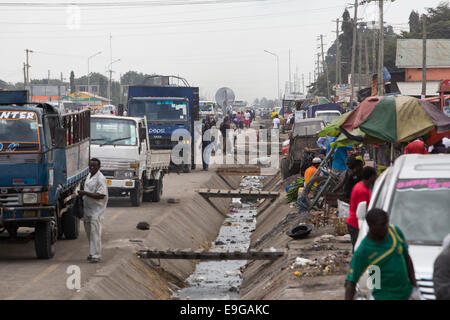 Beschäftigt Straßenszene in Dar Es Salaam, Tansania, Ostafrika. Stockfoto