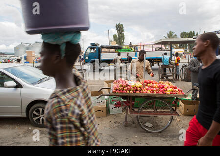 Beschäftigt Straßenszene in Dar Es Salaam, Tansania, Ostafrika. Stockfoto