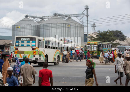 Beschäftigt Straßenszene in Dar Es Salaam, Tansania, Ostafrika. Stockfoto