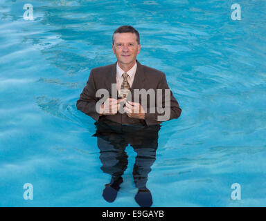 Senior Business Mann im tiefen Wasser Stockfoto