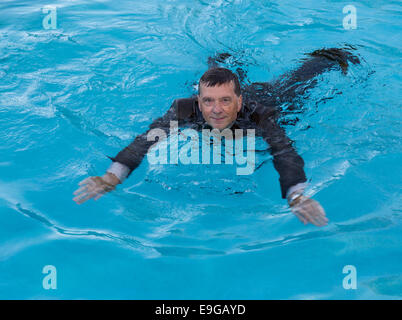 Senior Business-Mann im tiefen Wasser im Anzug Stockfoto