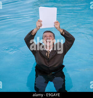 Senior woman leere Formalitäten im Wasser halten Stockfoto