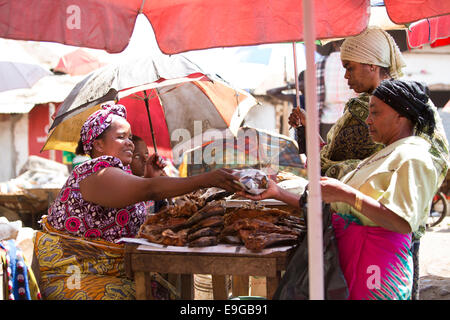 Räucherfisch-Verkäufer in Moshi, Tansania, Ostafrika. Stockfoto