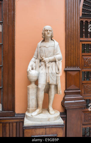 Marmorstatue des explorer Christopher Columbus am historischen Haus im Kolonialstil, Casa Solariega de Aliaga, Lima, Peru, die Heimat von Francisco Pizarro Stockfoto