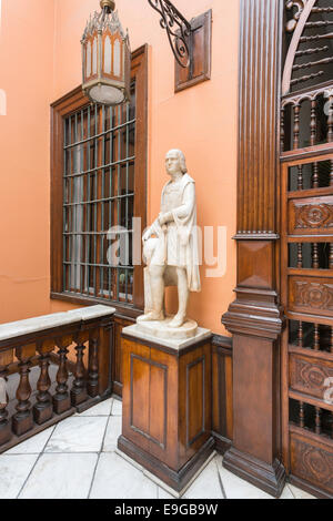 Marmorstatue des explorer Christopher Columbus am historischen Haus im Kolonialstil, Casa Solariega de Aliaga, Lima, Peru, die Heimat von Francisco Pizarro Stockfoto