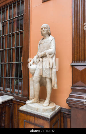 Marmorstatue des explorer Christopher Columbus am historischen Haus im Kolonialstil, Casa Solariega de Aliaga, Lima, Peru, die Heimat von Francisco Pizarro Stockfoto