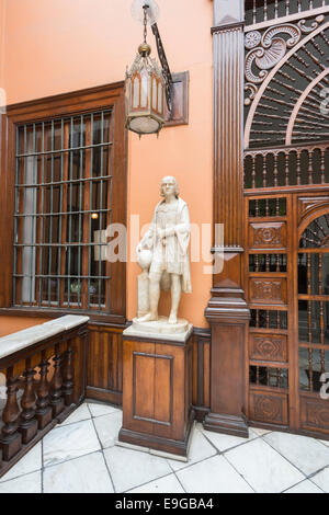 Marmorstatue des explorer Christopher Columbus am historischen Haus im Kolonialstil, Casa Solariega de Aliaga, Lima, Peru, die Heimat von Francisco Pizarro Stockfoto