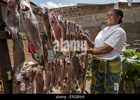 Räucherfisch-Hersteller in Moshi, Tansania, Ostafrika. Stockfoto