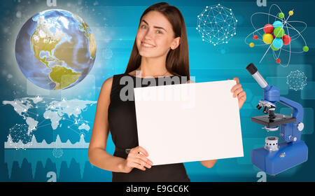 Schöne Geschäftsfrau Papierhalter halten. Erde, Mikroskop und Molekül-Modell Stockfoto