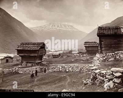 Eine Landschaftsaufnahme von Gaustafjeld, auch bekannt als Gaustatoppen, in Telemark, Norwegen, aufgenommen von Axel Lindahl. Das Bild zeigt das zerklüftete Gelände und die traditionellen norwegischen Bauernhäuser (Stabbur) in der Region. Stockfoto