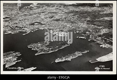 Diese Luftaufnahme von Oslo aus dem Jahr 1935, aufgenommen von K. Harstad, zeigt die Stadt aus der Vogelperspektive. Das Bild zeigt das städtische Layout und die Landschaft von Oslo Mitte der 1930er Jahre, ein historisches Stück aus der Sammlung der Nationalbibliothek von Norwegen. Stockfoto