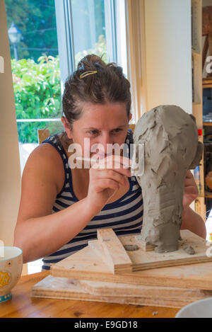 Bildhauer, Sladjana Buhovac macht Büste des Fotografen Michael Wheatley Stockfoto