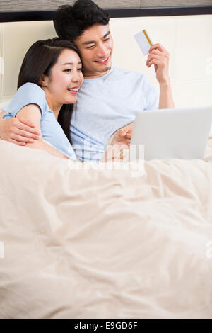 Junges Paar mit Laptop Online-shopping Stockfoto