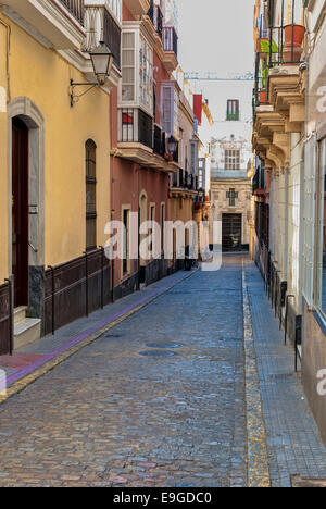 Sonnige und beliebtesten Straßen der andalusischen Stadt Cadiz Stockfoto