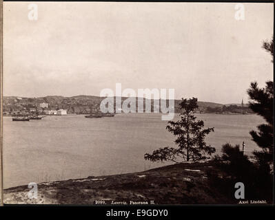 Eine Panoramaaufnahme von Laurvig (heute Larvik), aufgenommen von Axel Lindahl. Das Bild fängt die landschaftliche Schönheit der Region Vestfold in Norwegen ein und zeigt die Landschaft der Stadt und die umliegende Natur. Stockfoto