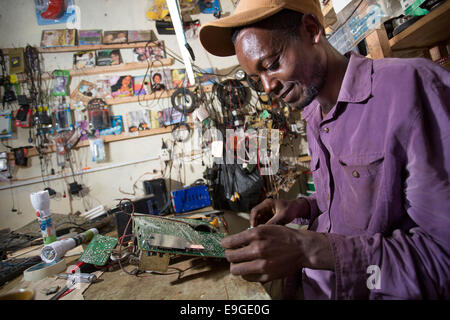 Elektrische Werkstatt in Masama Dorf am Fuße des Mt. Kilimanjaro, Tansania. Stockfoto