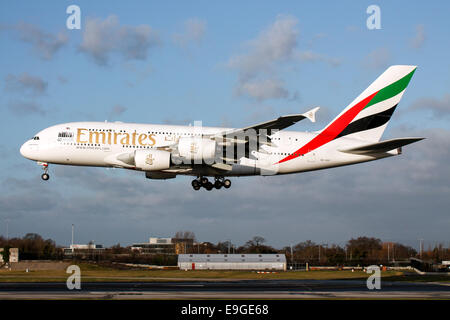 Emirates Airbus A380-800 nähert sich Start-und Landebahn 23R am Flughafen Manchester. Stockfoto