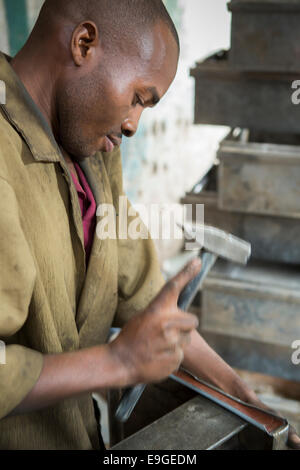 Schrott Metall Workshop in Arusha, Tansania, Ostafrika. Stockfoto