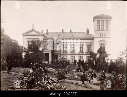 Dieses Foto, aufgenommen von Axel Lindahl, zeigt das Kurhotellet in Larvik, Norwegen, einem bekannten Kurort aus dem frühen 20. Jahrhundert. Das Bild zeigt das Spa und den umliegenden Park, ein Teil der Bemühungen der Stadt, den Wellnesstourismus zu fördern. Stockfoto