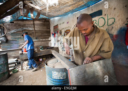 Schrott Metall Workshop in Arusha, Tansania, Ostafrika. Stockfoto