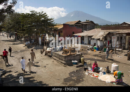 Straße in Arusha, Tansania, mit Mt. Meru im Hintergrund - Ost-Afrika. Stockfoto