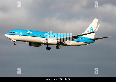 KLM Royal Dutch Airlines Boeing 737-800 nähert sich Start-und Landebahn 23R am Flughafen Manchester. Stockfoto