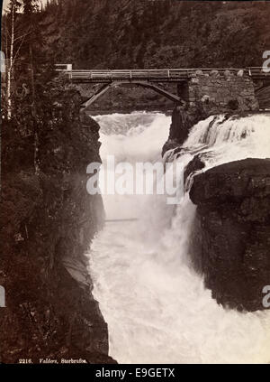 Dieses Foto zeigt den Storbrufoss-Wasserfall in Valdres, Oppland, Norwegen, aufgenommen von Axel Lindahl. Das Bild fängt die natürliche Schönheit des Wasserfalls und der umliegenden Landschaft ein. Stockfoto