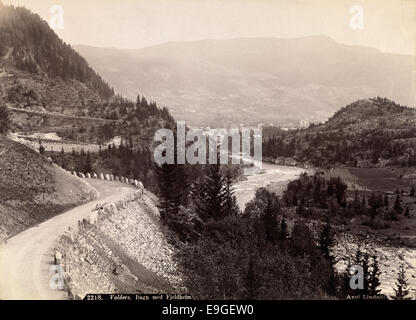 Dieses Foto, aufgenommen von Axel Lindahl, zeigt die Landschaft von Valders mit Blick auf Bagn und Fjeldheim in Oppland, Norwegen. Das Bild fängt die Straßen und die umliegende natürliche Schönheit der Region ein. Stockfoto