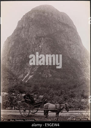 Dieses Foto von Axel Lindahl fängt die Jordalsnuten-Berge in Hordaland, Norwegen ein. Das Bild zeigt auch eine Pferdekutsche, die durch die Region Sogn fährt und die Berglandschaft und das ländliche norwegische Leben während des frühen 20. Jahrhunderts hervorhebt. Stockfoto