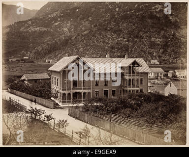 Ein Foto des Hotels Hardanger in Hardanger, Hordaland, Norwegen, aufgenommen von Axel Lindahl. Das Bild zeigt die architektonischen Details der Hotelfassade und der umliegenden Landschaft und bietet einen Einblick in die norwegische Tourismusgeschichte. Stockfoto