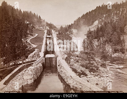 Ein Foto des Telemarkkanals bei den Schleusen von Vrangfoss, das die malerische Region Telemark in Norwegen zeigt, aufgenommen von Axel Lindahl und aufbewahrt in der Nationalbibliothek von Norwegen. Stockfoto