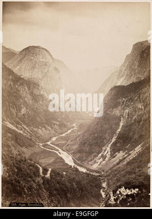 Eine Fotografie des Nærøyfjorden in Sogn, aufgenommen von Axel Lindahl. Das Bild zeigt die atemberaubende natürliche Schönheit des Aurlands, Teil der norwegischen Fjordregion. Stockfoto