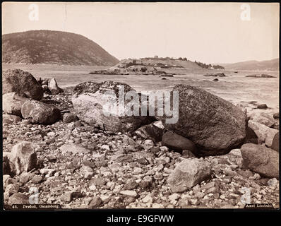 Dieses Bild zeigt die Festung Drøbak und Oscarsborg in Akershus, Norwegen. Das Foto von Axel Lindahl fängt die Festung und die umliegende Landschaft ein und bietet einen historischen Blick auf die Gegend. Stockfoto