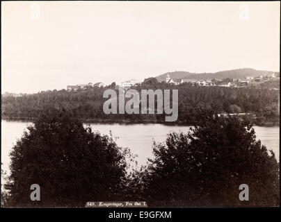 Ein Panorama-Landschaftsfoto von Axel Lindahl, das den Glomma-Fluss und die umliegende Landschaft in Kongsvinger, Hedmark, Norwegen zeigt. Das Bild fängt die natürliche Schönheit der Region während des frühen 20. Jahrhunderts ein. Stockfoto