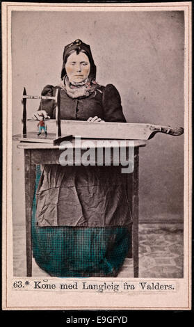 Auf diesem Foto ist eine Frau in Valdres Nationalkostüm zu sehen, die die traditionelle Tracht aus der norwegischen Region Valdres zeigt. Das Bild von Marcus Selmer ist Teil der Sammlung der Nationalbibliothek Norwegens und zeigt traditionelle norwegische Kleidung und Volkskultur. Stockfoto