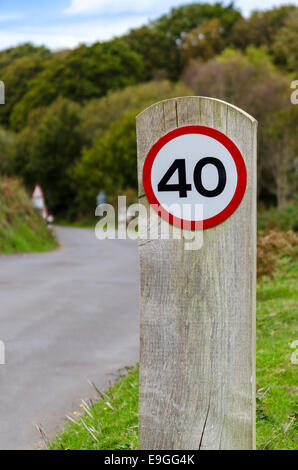 40 km/h kreisförmige Verkehrsschild auf eine aufrechte Pfosten Stockfoto