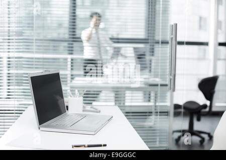 Moderne Büro- und Geschäftsmann auf dem Handy Stockfoto