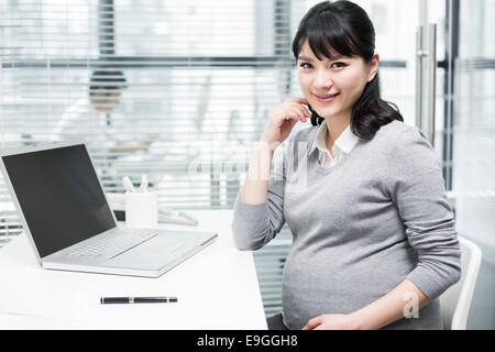 Schwanger Geschäftsfrau im Büro Stockfoto