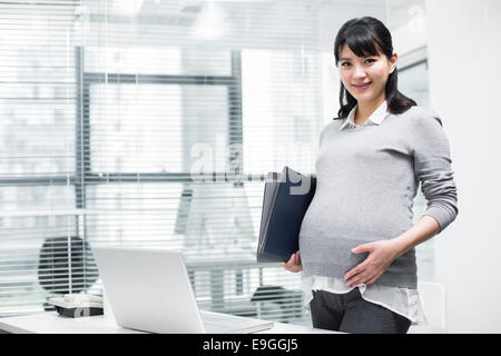 Schwanger Geschäftsfrau im Büro Stockfoto