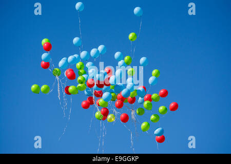 Haufen Luftballons in die Luft freigesetzt worden, die Stockfoto