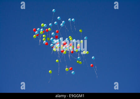 Ballons aus hoch in den Himmel schweben Stockfoto