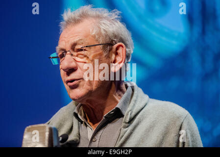 Swansea, Großbritannien. 27. Oktober 2014.  Im Bild: Schauspieler Ian McKellen Re: Dylathon Event zu feiern Dylan Thomas Geburtstag Jubiläum, das Grand Theatre, Swansea, Südwales. Bildnachweis: D Legakis/Alamy Live-Nachrichten Stockfoto