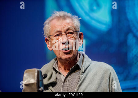 Swansea, Großbritannien. 27. Oktober 2014.  Im Bild: Schauspieler Ian McKellen Re: Dylathon Event zu feiern Dylan Thomas Geburtstag Jubiläum, das Grand Theatre, Swansea, Südwales. Bildnachweis: D Legakis/Alamy Live-Nachrichten Stockfoto