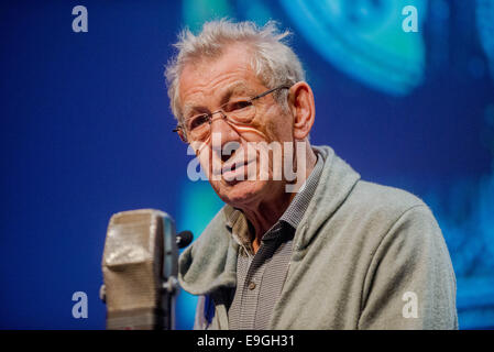 Swansea, Großbritannien. 27. Oktober 2014.  Im Bild: Schauspieler Ian McKellen Re: Dylathon Event zu feiern Dylan Thomas Geburtstag Jubiläum, das Grand Theatre, Swansea, Südwales. Bildnachweis: D Legakis/Alamy Live-Nachrichten Stockfoto