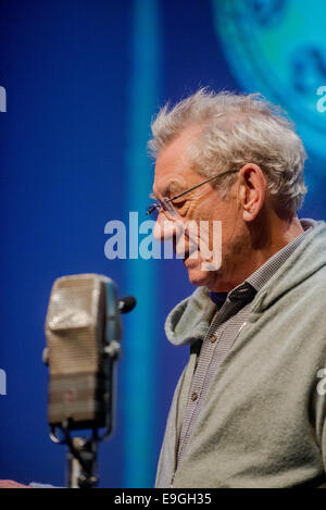 Swansea, Großbritannien. 27. Oktober 2014.  Im Bild: Schauspieler Ian McKellen Re: Dylathon Event zu feiern Dylan Thomas Geburtstag Jubiläum, das Grand Theatre, Swansea, Südwales. Bildnachweis: D Legakis/Alamy Live-Nachrichten Stockfoto